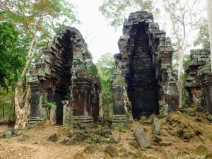 pesona-tersembunyi-di-koh-ker-ibu-kota-kuno-kerajaan-khmer