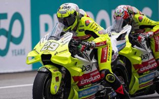 andrea-iannone-pembalap-motogp-yang-menggugah-perhatian-dengan-kostum-balap-unik