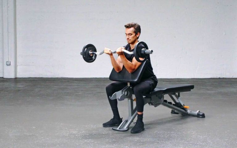 Bagaimana Preacher Curl Bench Menargetkan Biceps Anda Seperti Tidak Ada Latihan Lain