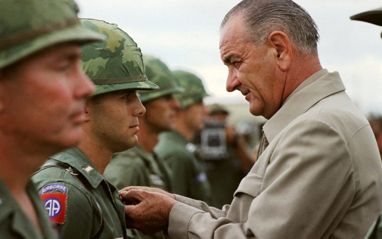 Vietnam dan Lyndon B. Johnson: Kepresidenan dalam Konflik